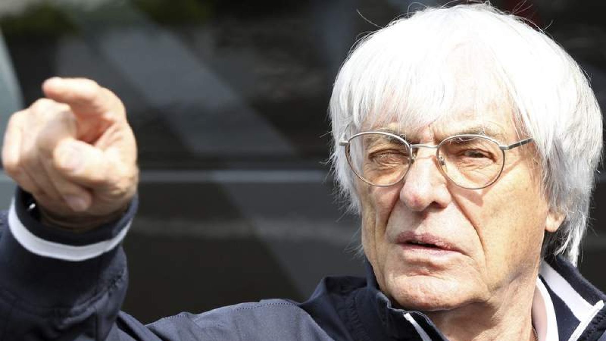 El presidente de la Fórmula Uno, Bernie Ecclestone, llega al circuito de Spa-Francorchamps, en Bélgica.