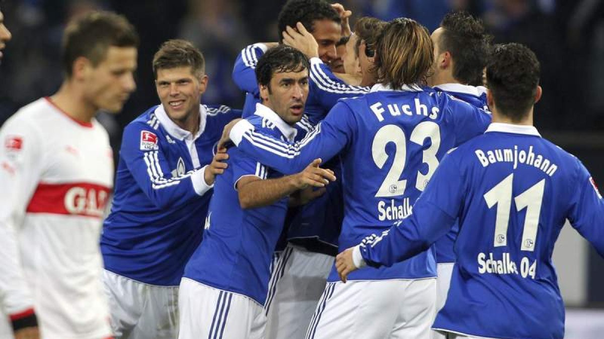 Raúl felicita a Matip tras conseguir uno de los goles del Schalke ante el Stuttgart.