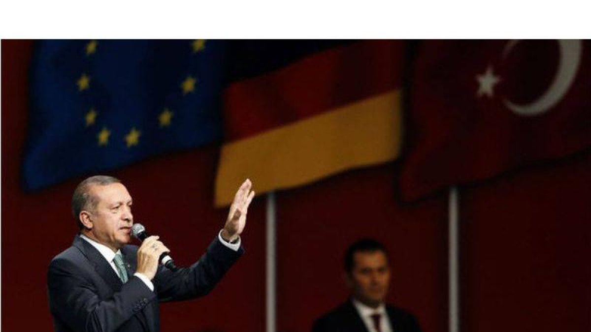 El primer ministro turco, Recep Tayyip Erdogan en el acto multitudinario durante su visita en Colonia.
