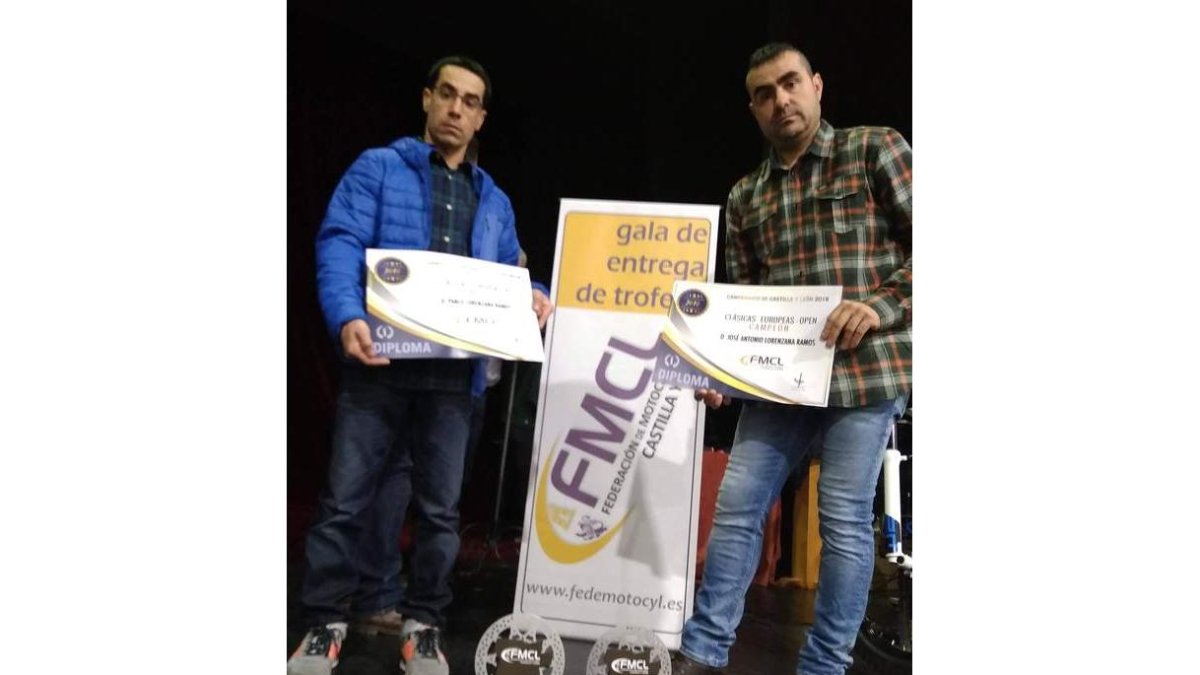 Pablo y José Antonio Lorenzana con sus trofeos y diplomas. DL