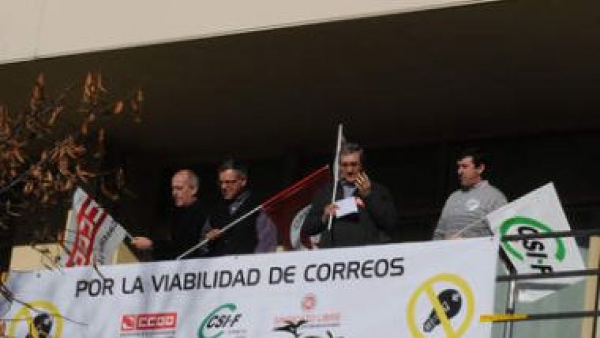 Parte de los delegados encerrados en Correos.