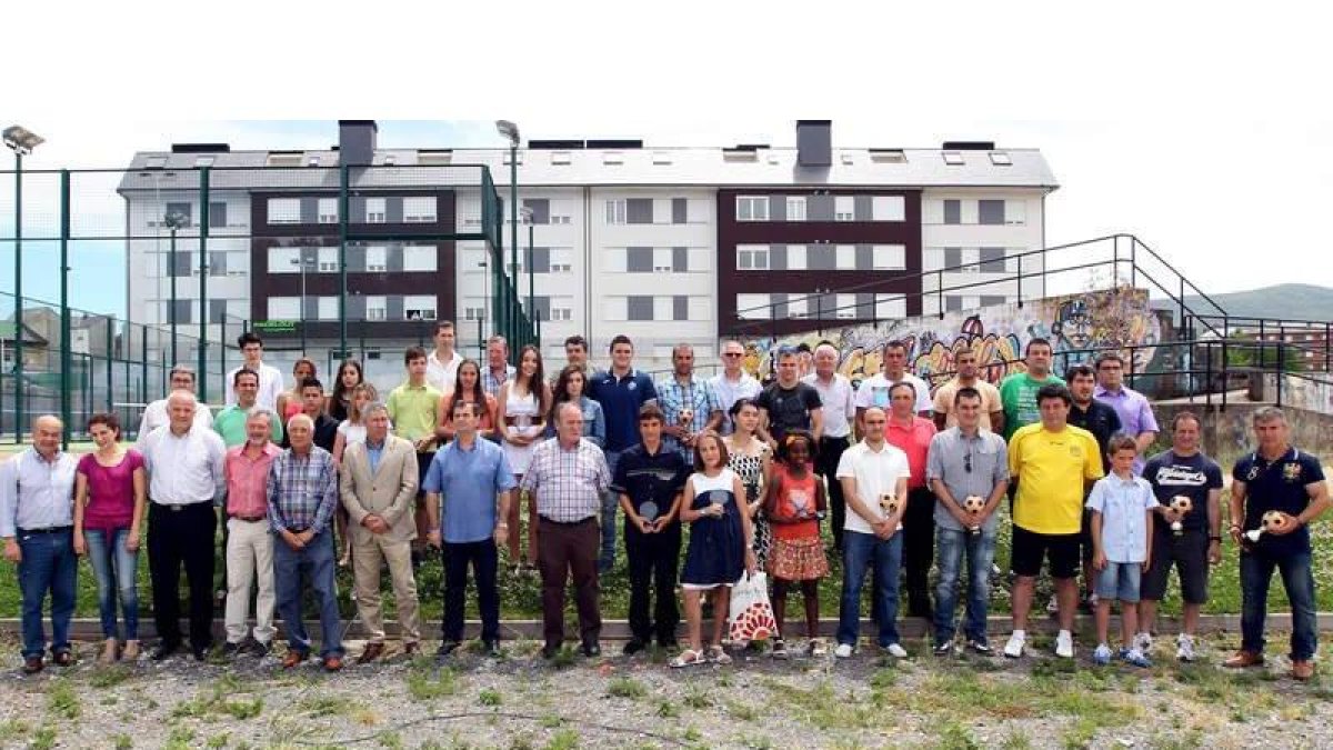 Los premiados posaron para la foto de familia junto a los patrocinadores de la Fídeber en las instalaciones deportivas del Barco de Bembibre.