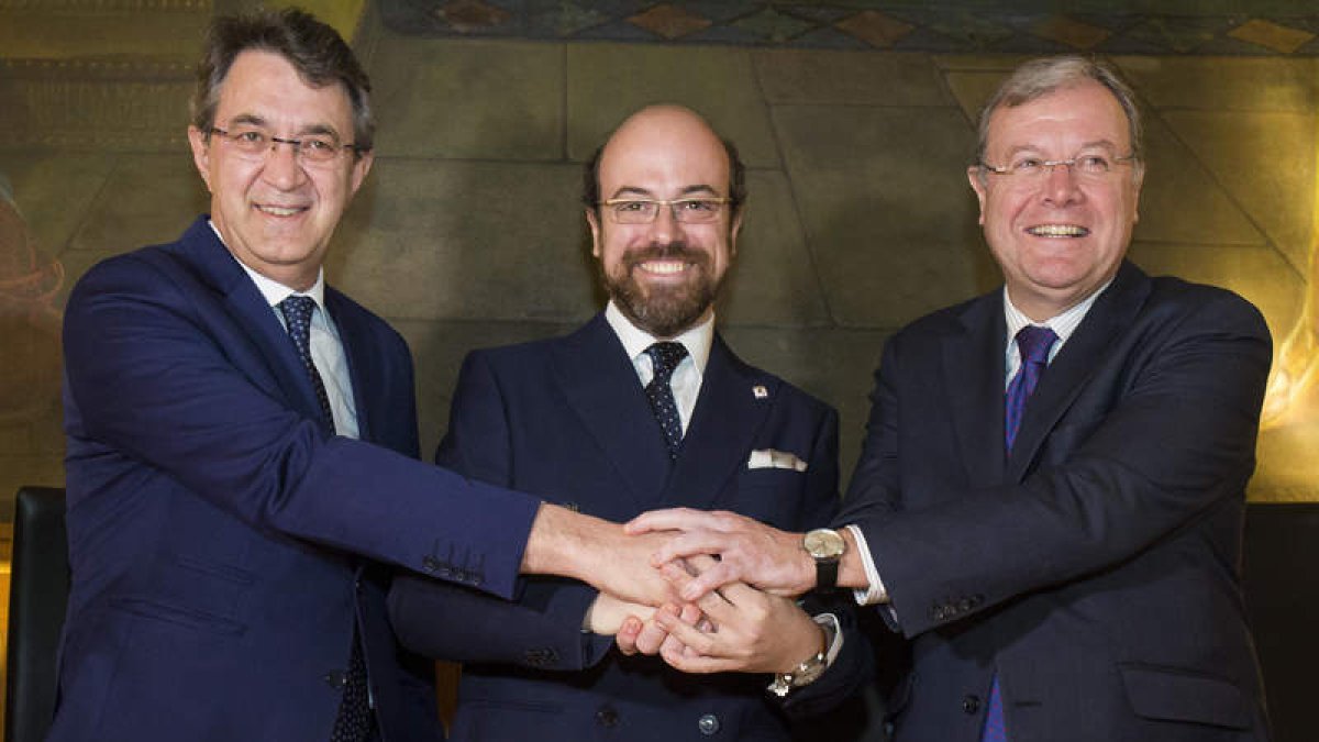 García, junto al presidente de la Diputación, Juan Martínez Majo, y el alcalde, Antonio Silván. F. 0TERO