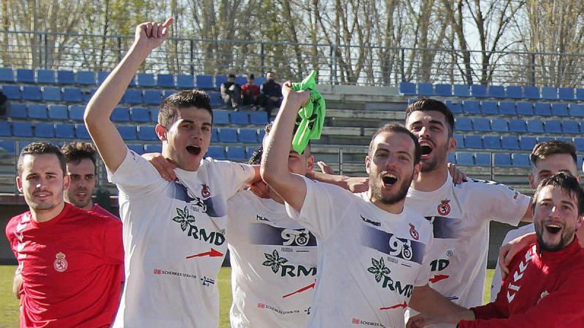 Los jugadores del filial culturalista muestran su alegría por el ascenso conseguido. SECUNDINO PÉREZ