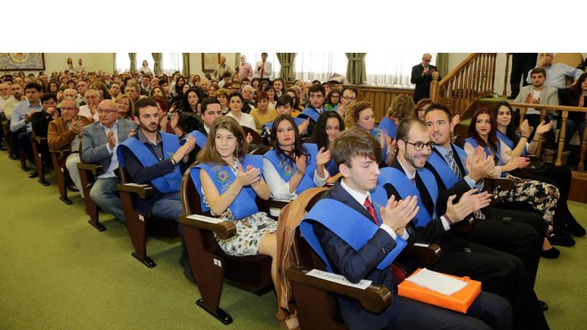 Alumnos de Biológicas, en el acto de entrega de las insignias. SECUNDINO PÉREZ
