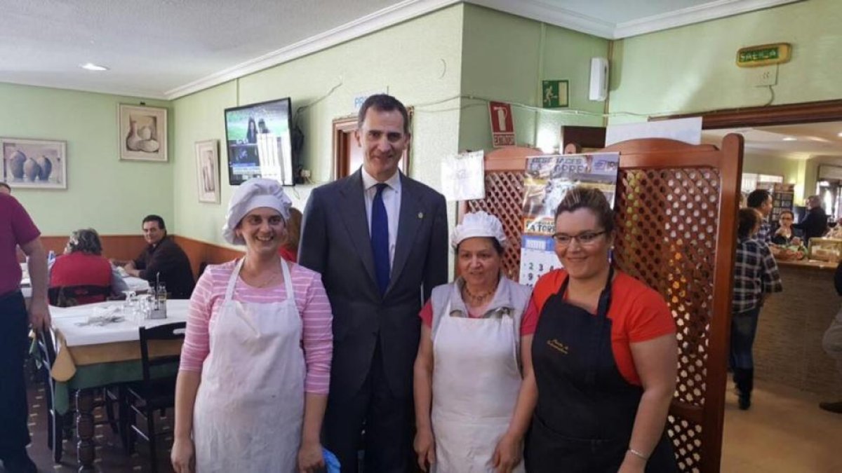 El Rey con personal de cocina del restaurante.