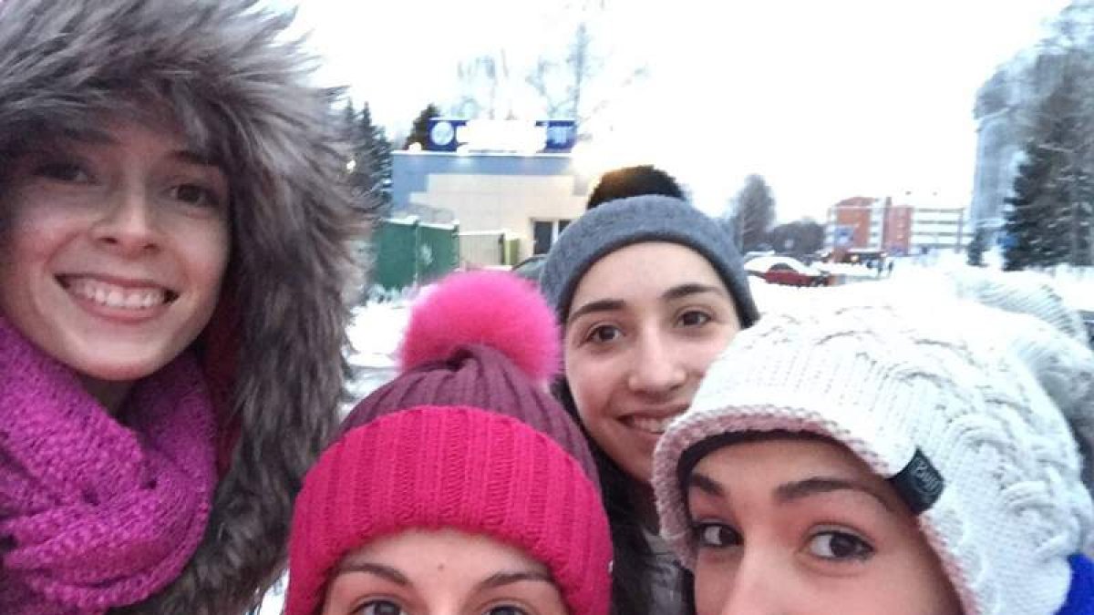 Carolina Rodríguez lleva desde el 7 de febrero en San Petersburgo. En la foto junto a las gimnastas Filiou, Salomé y Cynthia