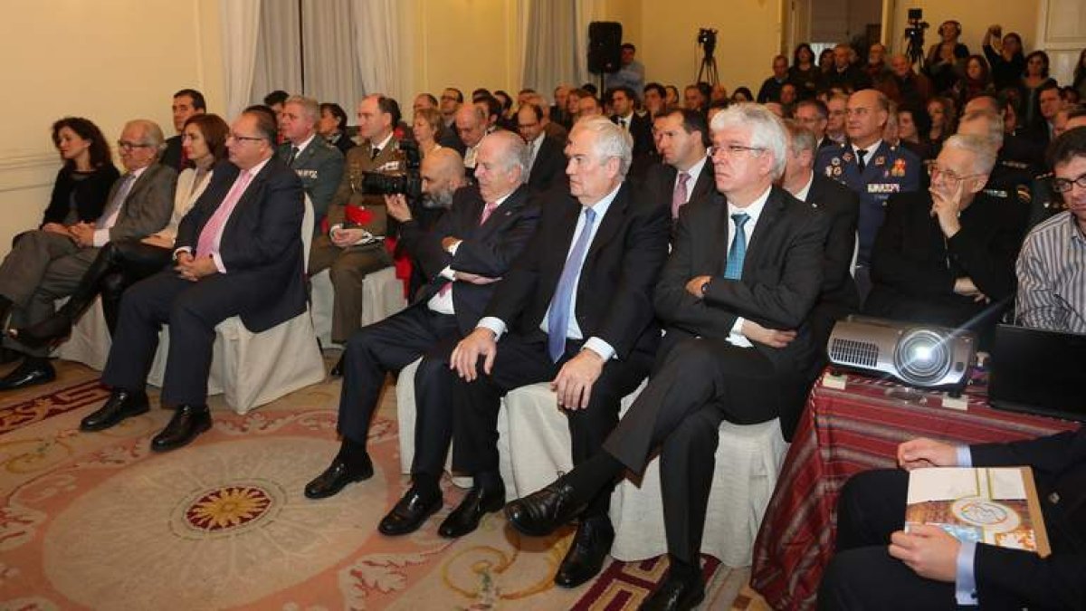 Vista panorámica de la zona de autoridades en la sala en la que se celebró el acto.