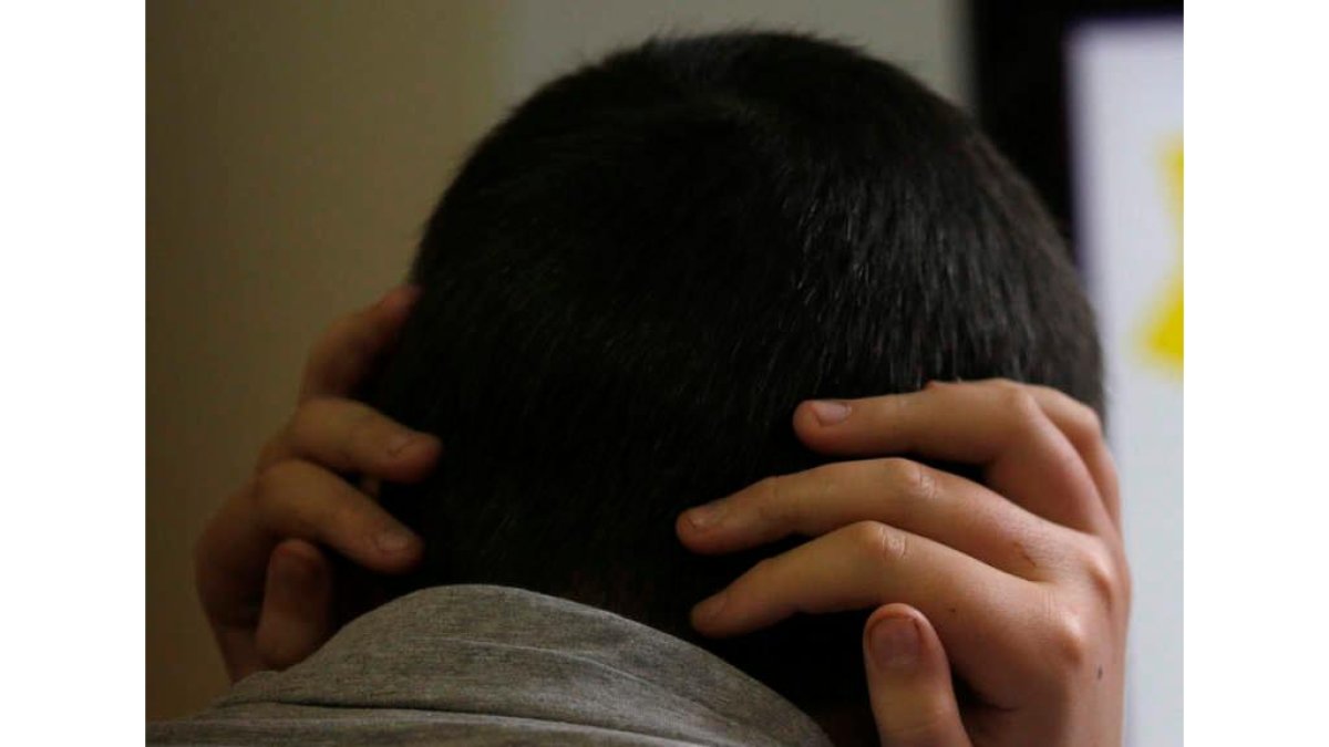 Un menor se protege la cabeza. JESÚS F. SALVADORES