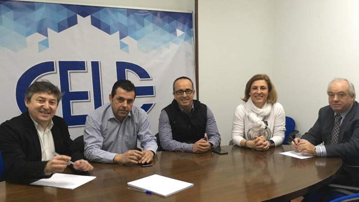 Los concejales de USE con el presidente de Fele Bierzo. DL