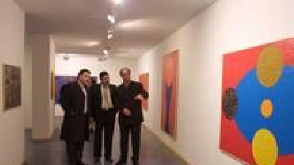 Riesco y Penas atendiendo a las explicaciones de Zapico de una de sus pinturas