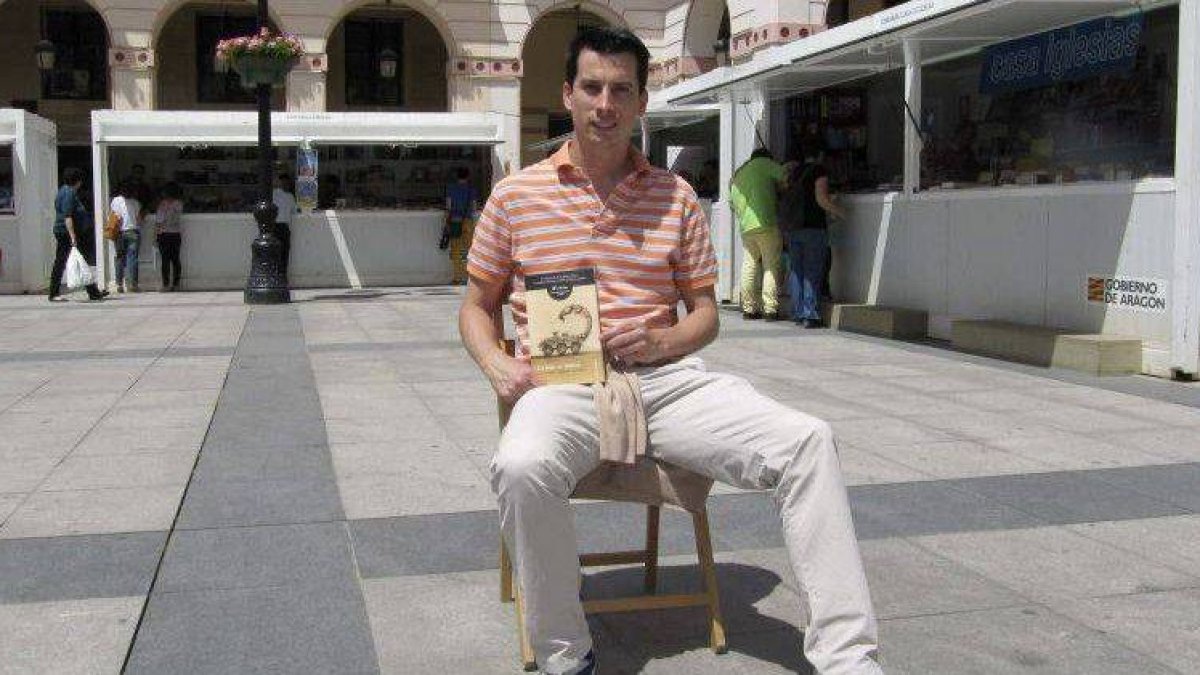 El autor del libro 'Un paso al frente', el teniente Luis Gonzalo Seguro, en Huesca.