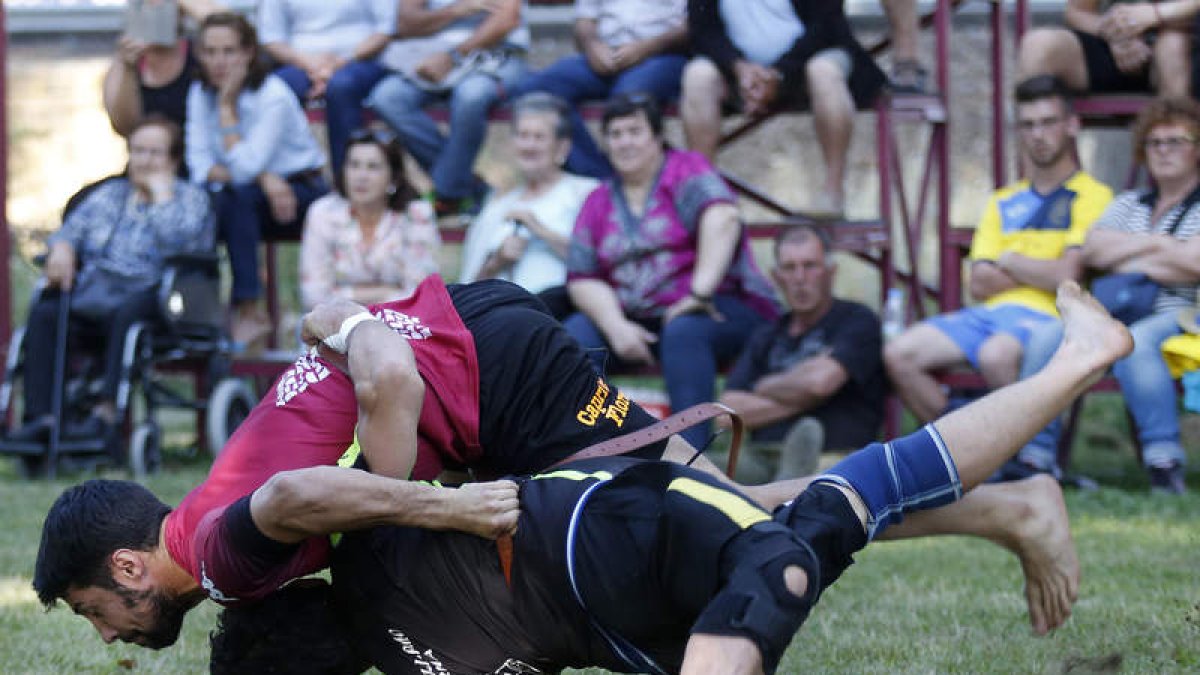Los combates de lucha leonesa se caracterizaron por la intensidad. FERNANDO OTERO PERANDONES