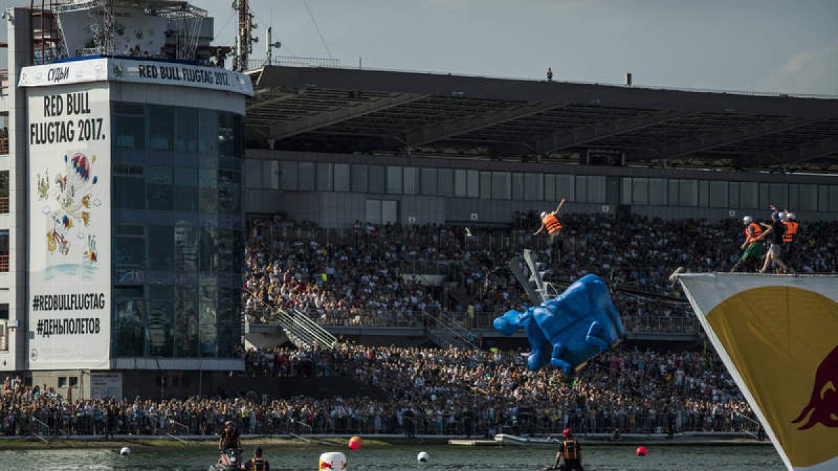 El día de las alas de Red Bull llena las ciudades por las que pasa de amantes del vuelo. DL