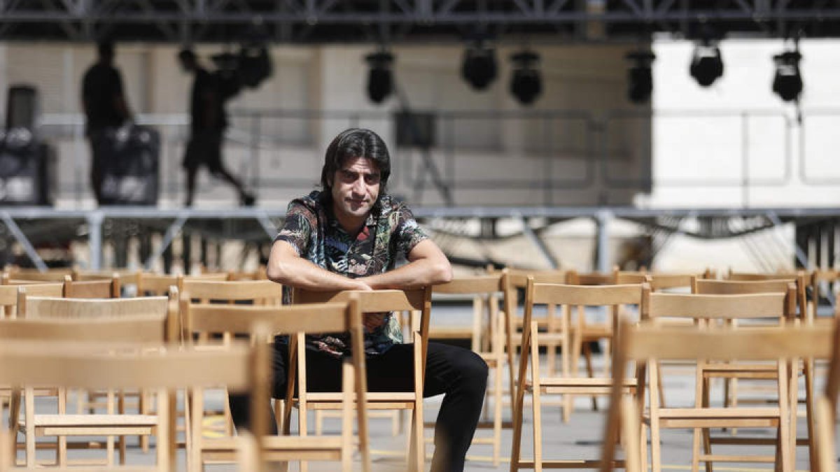 Mario Álvarez actúa hoy en El Gran Café y se encuentra en plena gira acústica con la banda Superhéroes de Barrio. FERNANDO OTERO