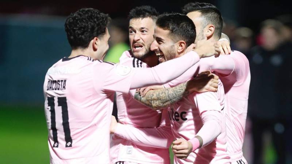 La Deportiva tendrá la opción de luchar mañana por el liderato si no gana hoy la Cultural en Vigo. DE LA MATA