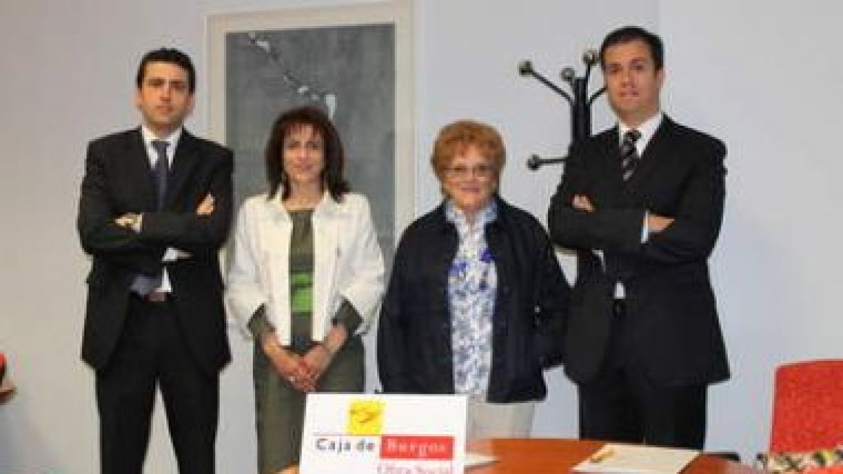 Los directivos de Caja Burgos con la junta directiva de la Asociación Alzhéimer.