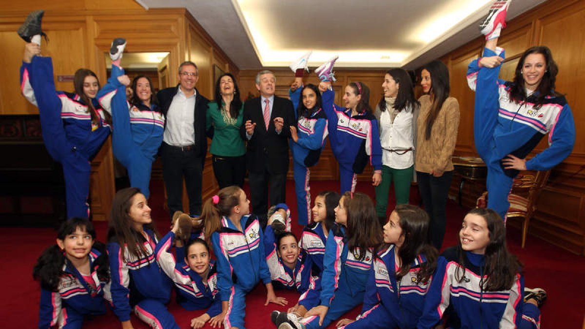 Emilio Gutiérrez recibió a las integrantes del Club Ritmo.