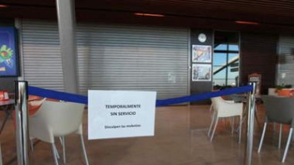 Acceso al local de hostelería del aeropuerto, cerrado a cal y canto desde principios de año.