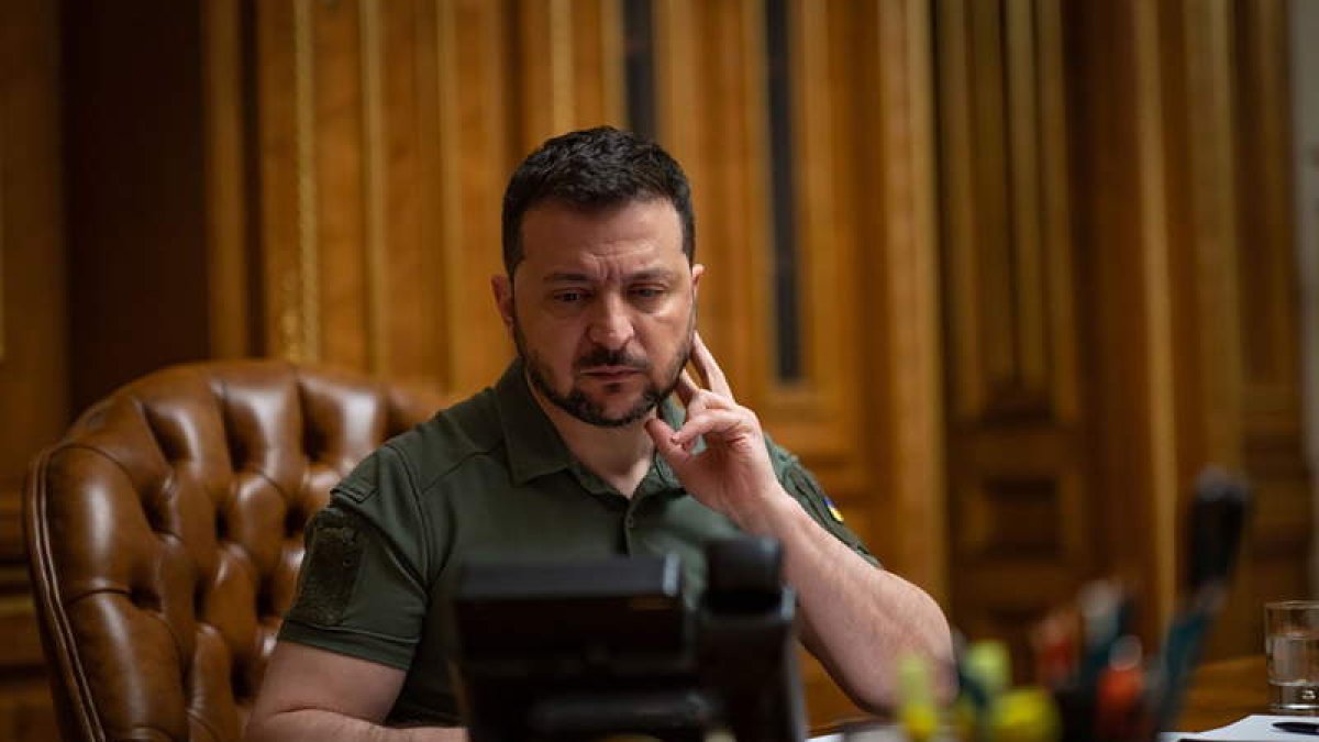 Zelenski durante su conversación con el presidente chino Xi Jinping. PRESIDENTIAL PRESS SERVICE HANDO