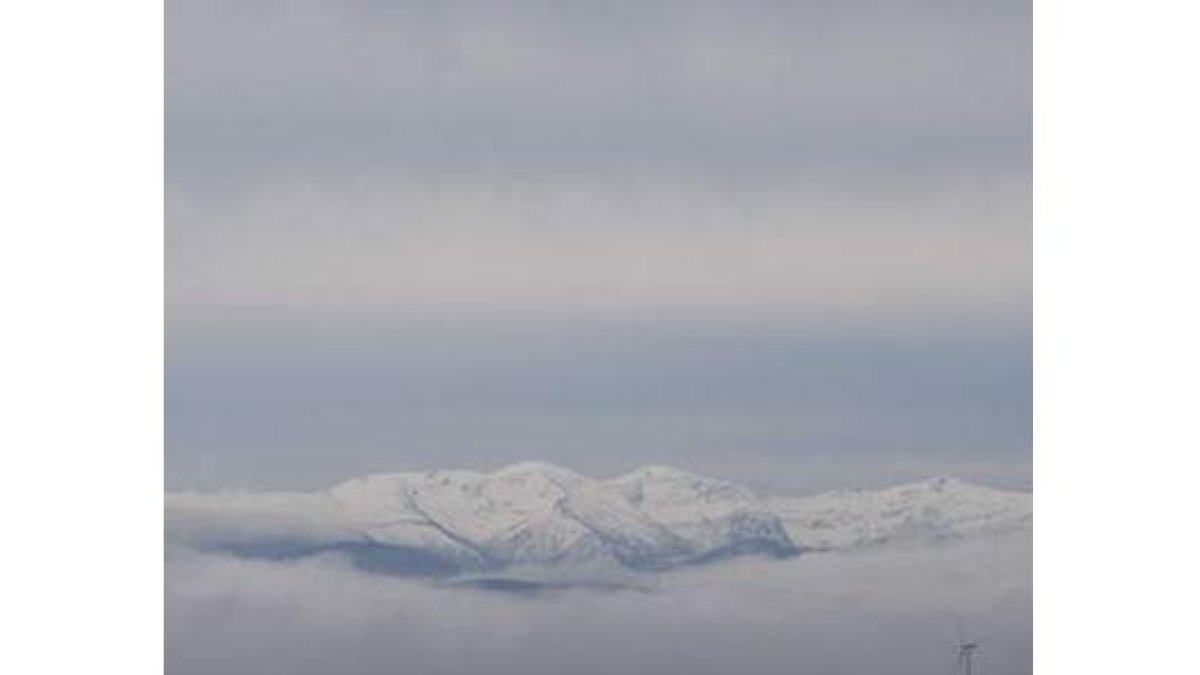 Los aerogeneradores de varios parques eólicos de Omaña se asomaban ayer entre las densas nubes.