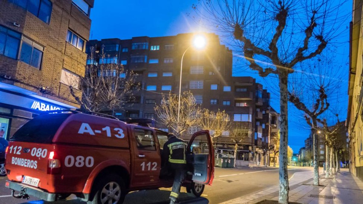La dotación del Parque de Bomberos de la capital que acudió al lugar del suceso.