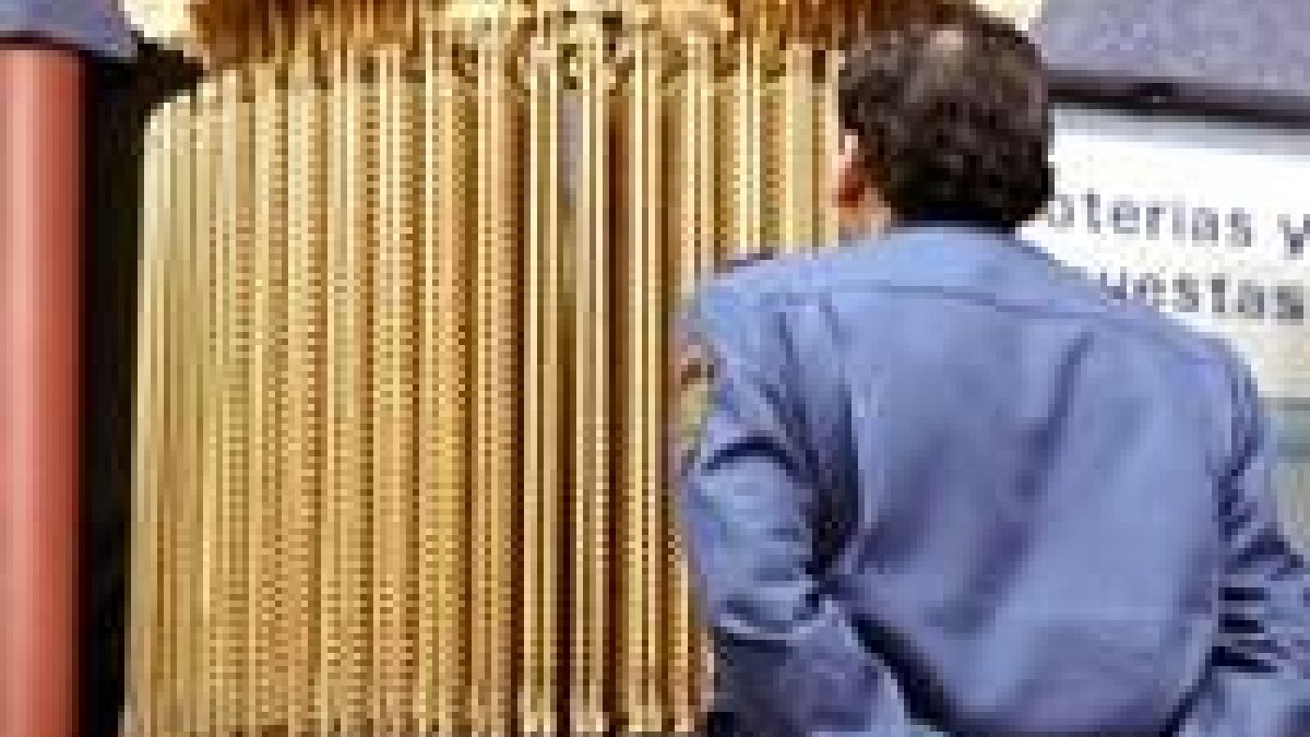 Un vigilante de seguridad observa las bolas durante los ultimos preparativos del sorteo