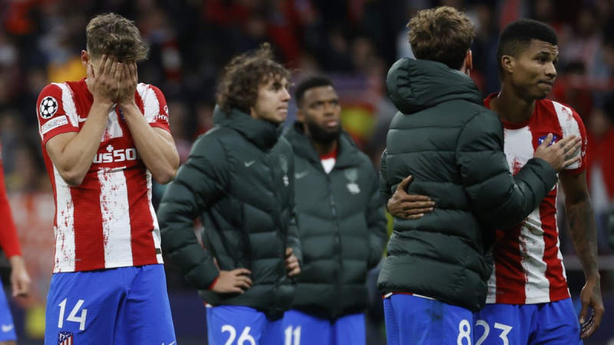 Los jugadores del Atlético de Madrid, desolados tras su eliminación de la Liga de Campeones a manos del City. JUANJO MARTÍN