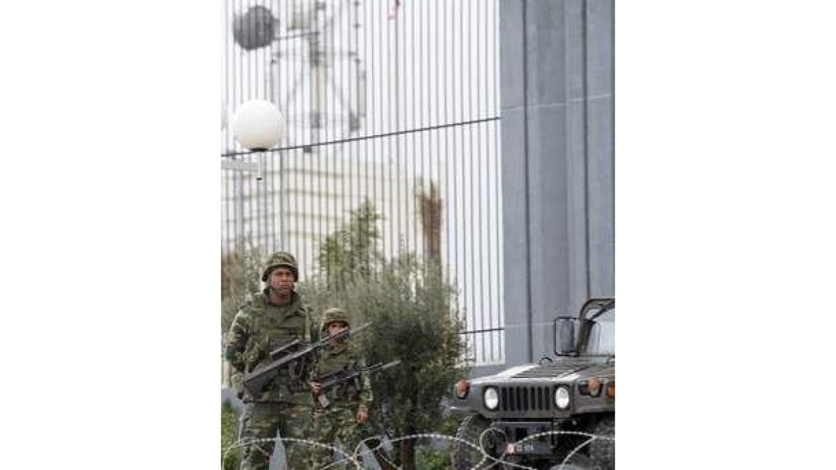 Soldados vigilan los alrededores de la televisión estatal.