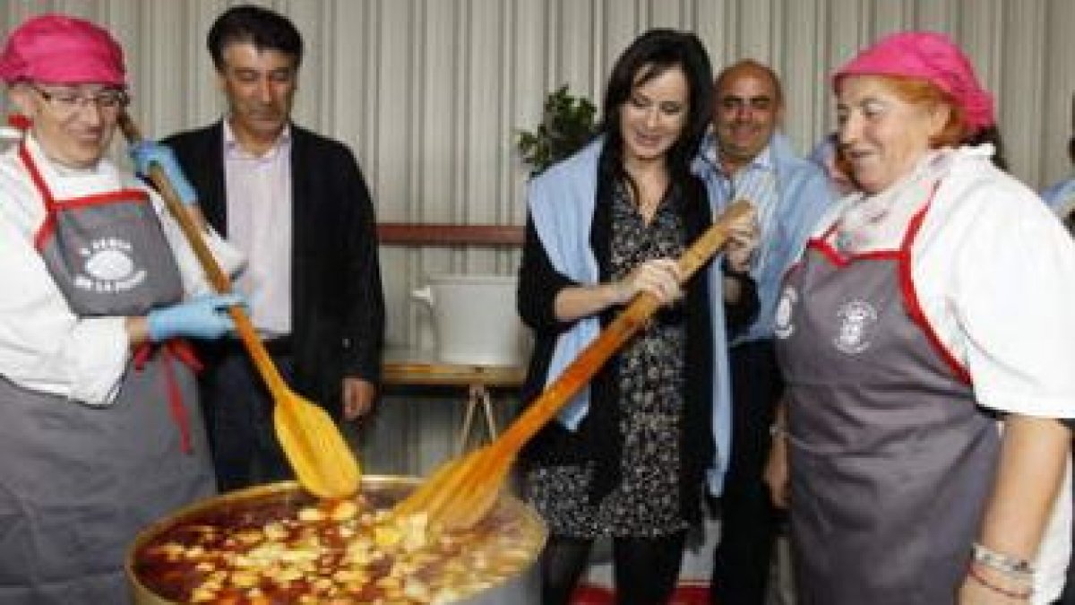 Silvia Clemente colaboró con las cocineras de la feria en la elaboración de las patatas que se sirvi