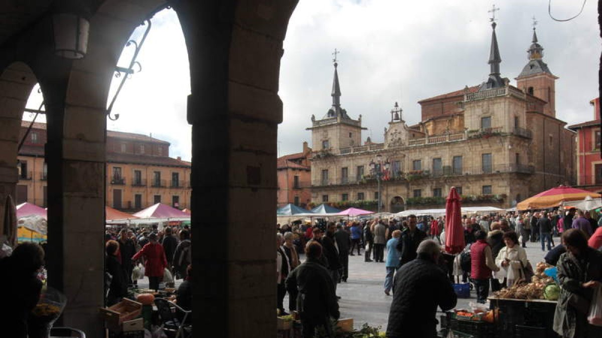 Toda la provincia leonesa goza de una enorme salud en lo que a ferias, mercados y fiestas se refiere convirtiéndose en un importante motor económico. RAMIRO