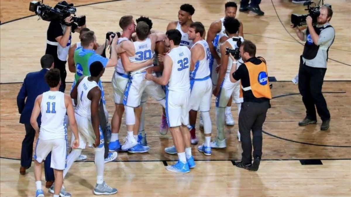 Los Tar Heels de Carolina del Norte celebran la victoria ante los Bulldogs de Gonzaga.
