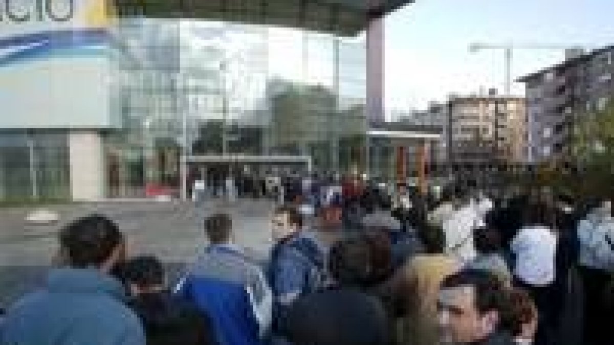 Desde las siete de la mañana los leoneses hacían cola para entrar a Espacio León
