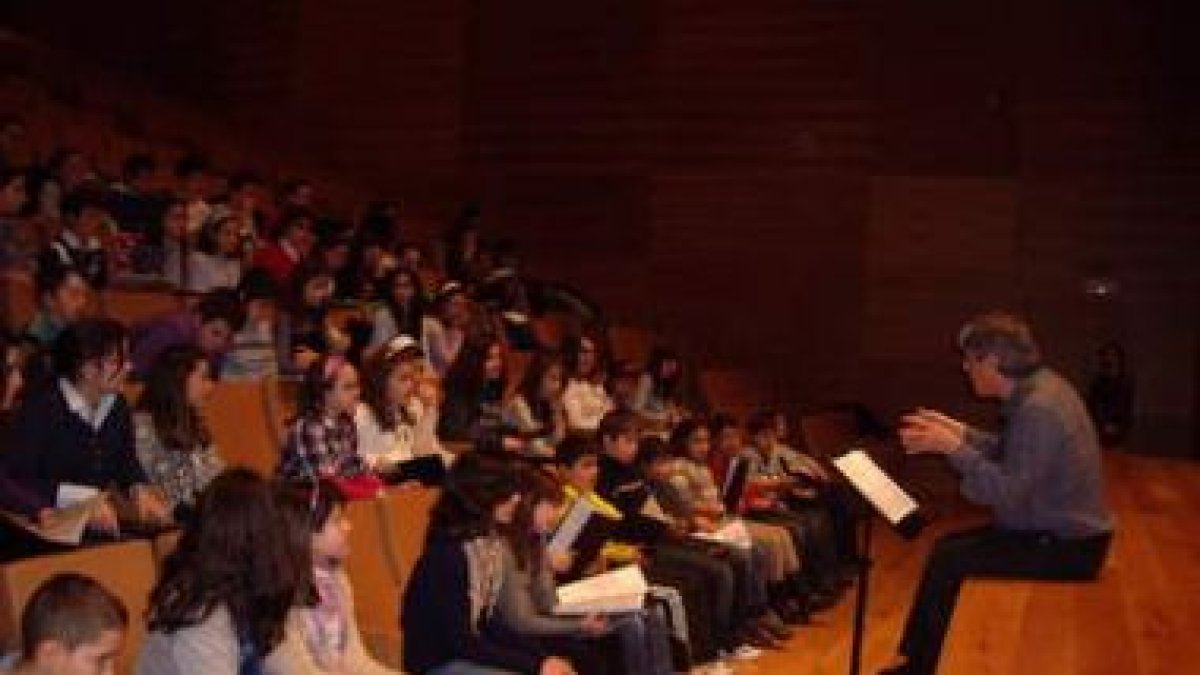 Un momento del ensayo de los niños y niñas del coro en el Auditorio Miguel Delibes.