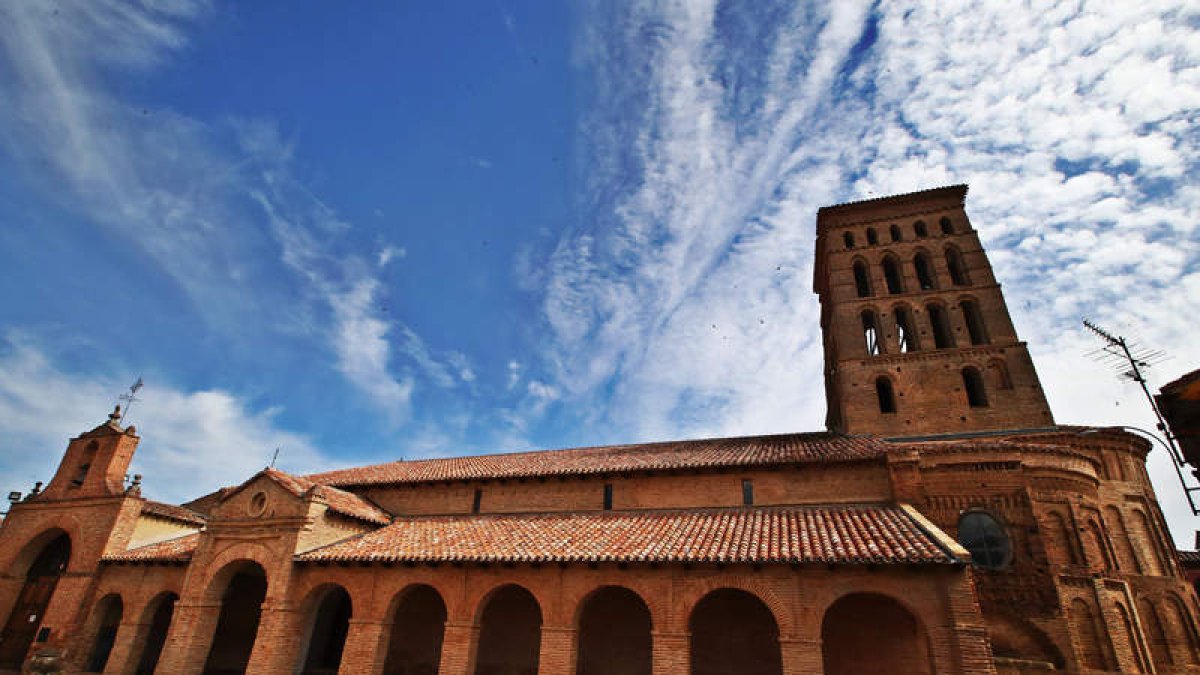 El arco de San Benito, las iglesias de San Lorenzo o Santo Tirso, la torre del reloj o San Juan de Sahagún —entre otros— conforman un entramado de edificios históricos que regalan puro arte por dentro y por fuera.