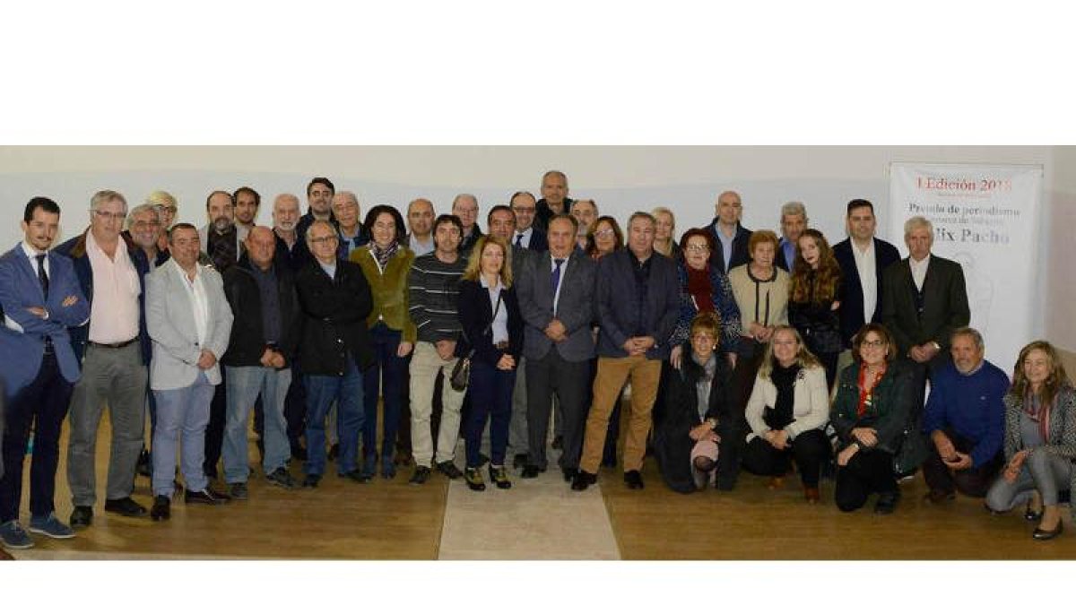 Familiares, amigos y periodistas leoneses rindieron ayer homenaje a Pacho, en la Casa de Cultura de Bercianos del Real Camino. ACACIO DÍAZ