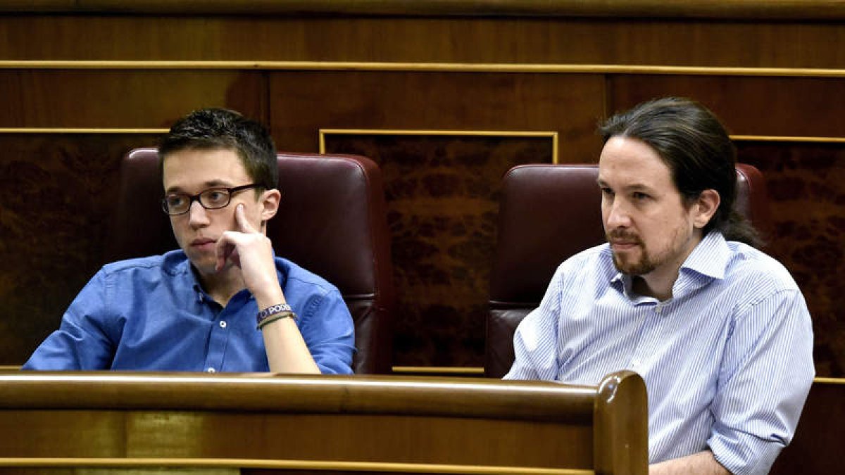 Errejón e Iglesias, durante el primer pleno ordinario del Congreso. FERNANDO VILLAR