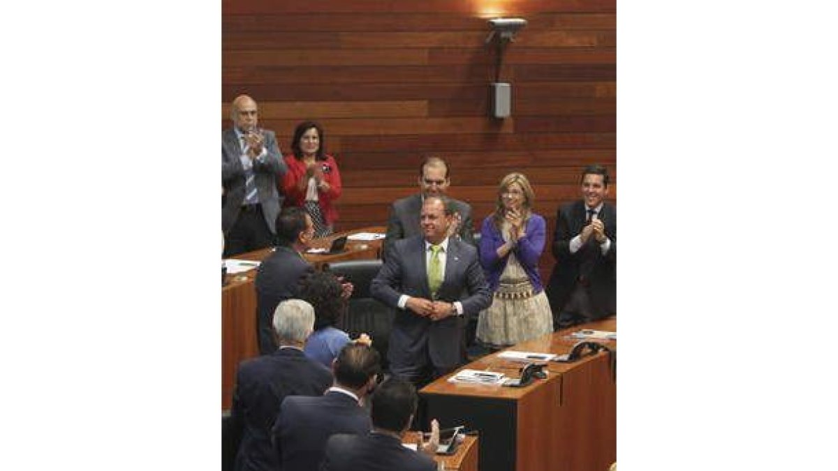 Monago es aplaudido tras ser elegido presidente.