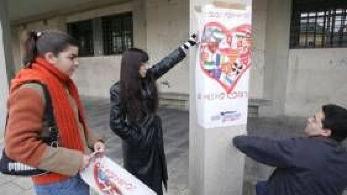 Integrantes de Nuevas Generaciones, en la plaza del Ayuntamiento