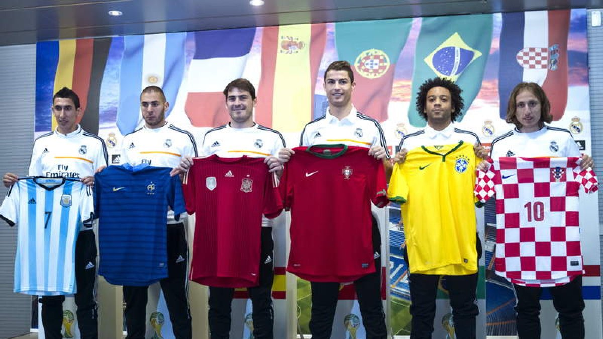 Di María, Benzema, Casillas, Cristiano, Marcelo y Modric, con las camisetas de sus selecciones.