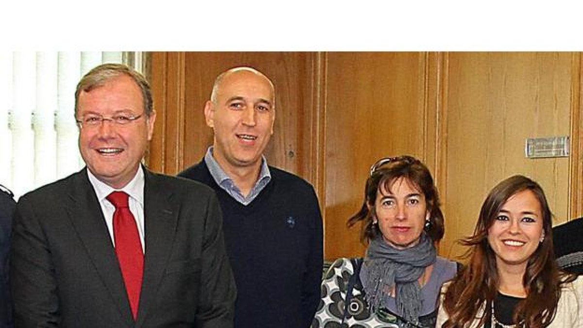 Antonio Silván, José Antonio Díez, y Gemma Villarroel (a la izquierda) este mañana en un acto en el Ayuntamiento de León