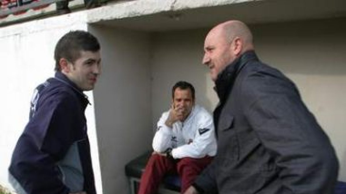 Luis Mezquita, a la derecha, conversa con un integrante del Lemona, con Álvaro Cervera, sentado, ate