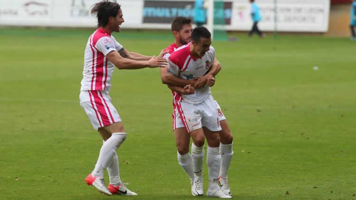 Juan Carlos Ortiz y Alex Vázquez celebran con Mario Villar el golazo de este último, el que deshacía las tablas.