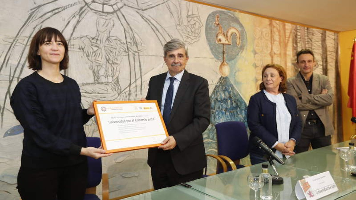 Marta Mangrané, de Ideas, Juan Francisco Marín, Aurora Baza, concejala, y Andrés Juan Valdés, mientro del grupo de trabajo. JESÚS F. SALVADORES