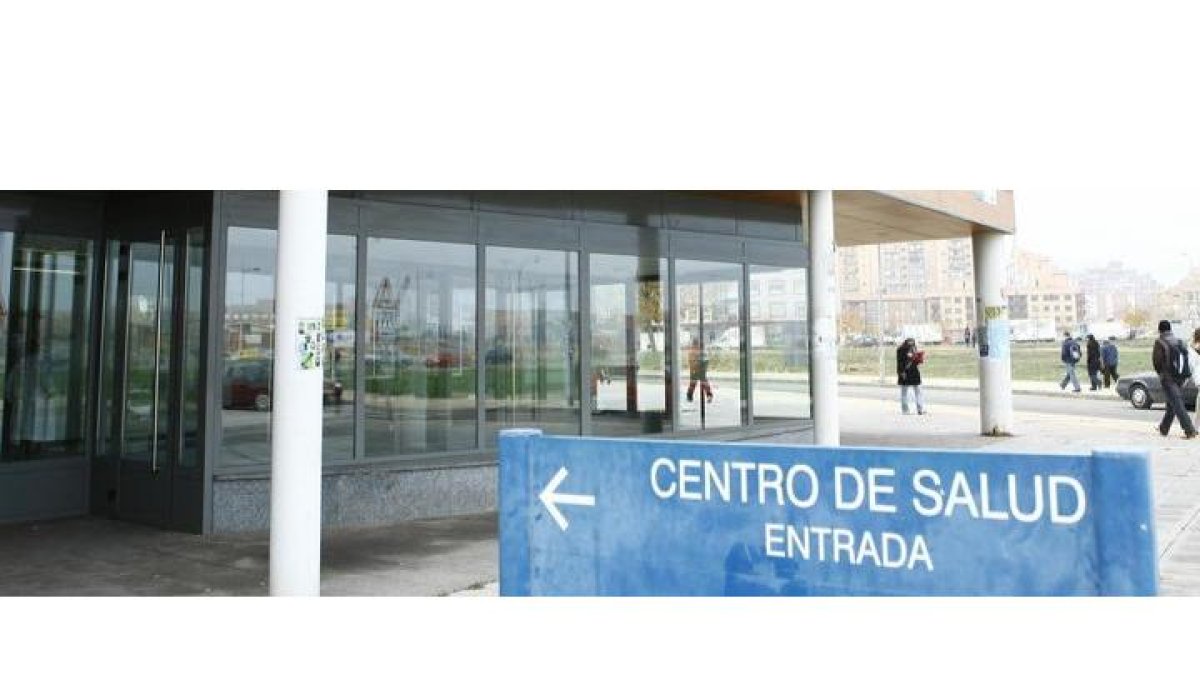 Cada médico del centro de salud de La Palomera atiende a 43 pacientes de media al día. RAMIRO