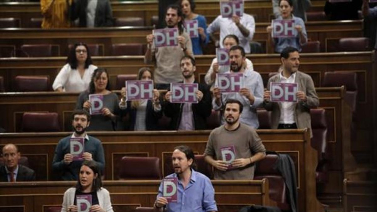 Los diputados de Podemos con octavillas, ayer.