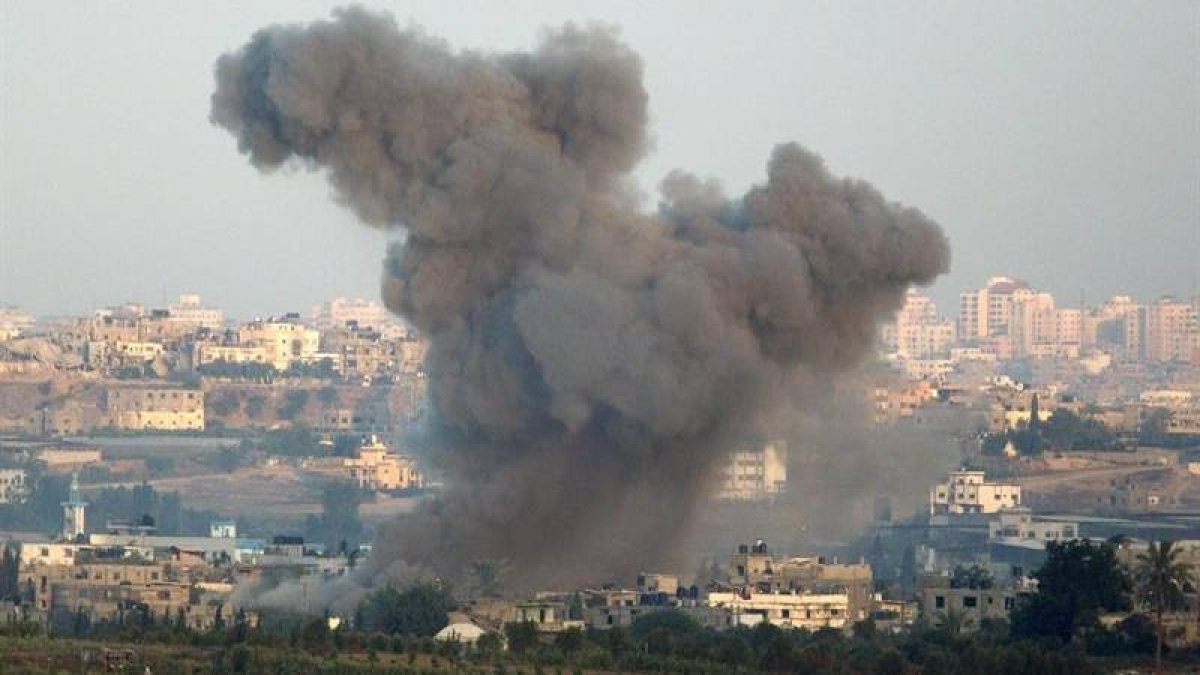 Una columna de humo se eleva sobre una zona residencial en la Franja de Gaza tras un ataque israelí