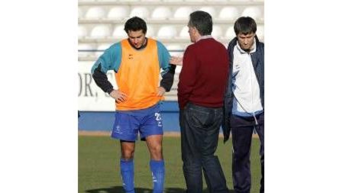 El doctor Bodelón conversa con Brasi antes del encuentro del domingo