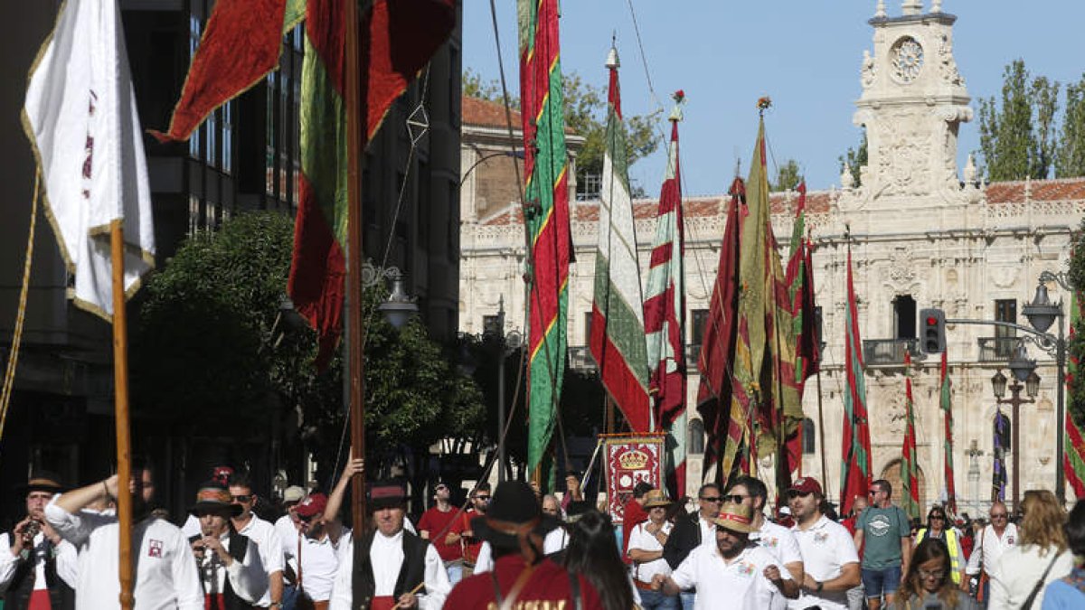 Imagen de archivo de un desfile de pendones por el centro de León. FERNANDO OTERO