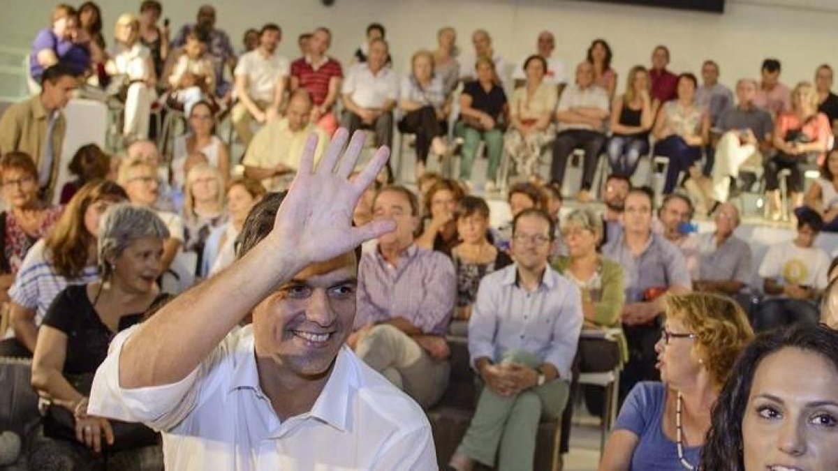 El secretario general del PSOE, Pedro Sánchez, saluda durante la inauguración del ciclo de Asambleas Abiertas que se ha celebrado en Zaragoza.
